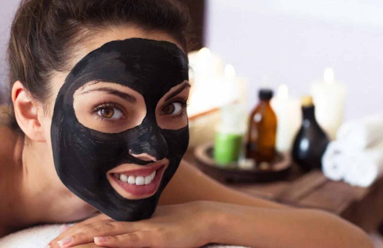 Черные маски эффективные. Маска для лица. Девушка с маской на лице. Маска для лица черная. Маска для лица косметическая.