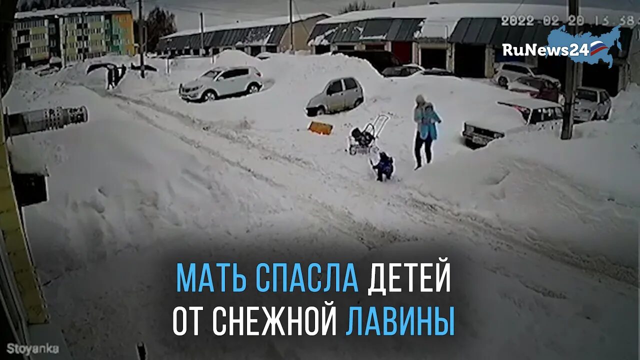 Лавина в горах спасатели. Спасение людей при лавине. Спасение из под лавины. Люди под лавиной спасение. Человек в снежной лавине.