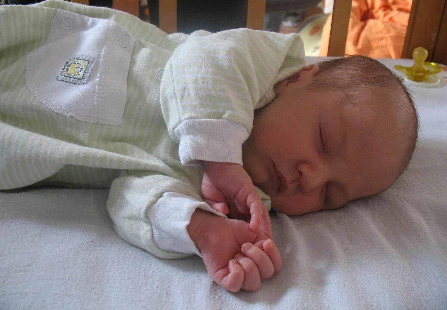 Позы для сна новорожденного. Сон на боку новорожденного. Правильная поза для сна новорожденного.
