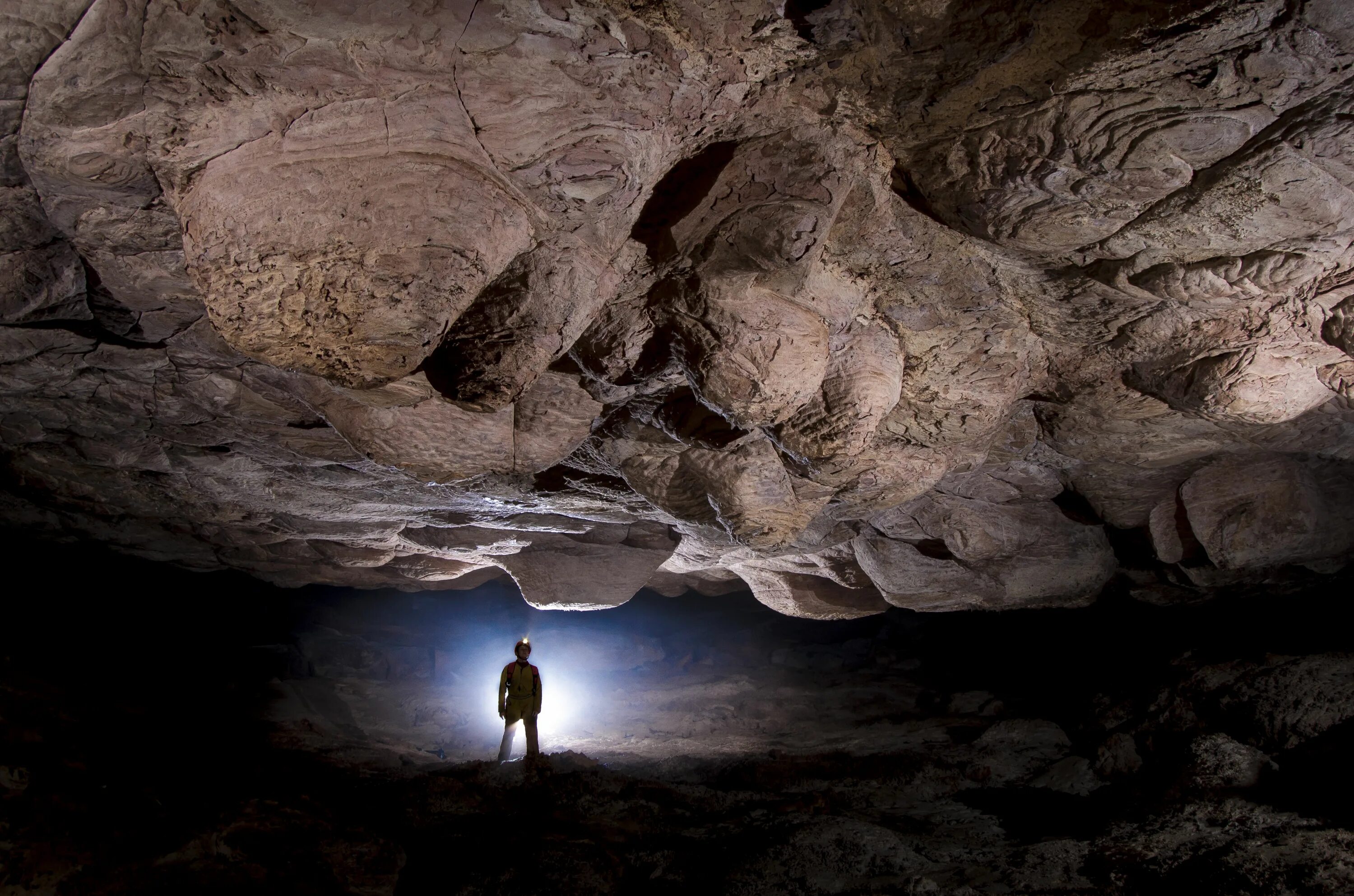 Почему экспедиция по изучению пещеры была. Пещера Гуфр Берже. Спелеотуризм. Исследователь пещер. Спелеология туризм.