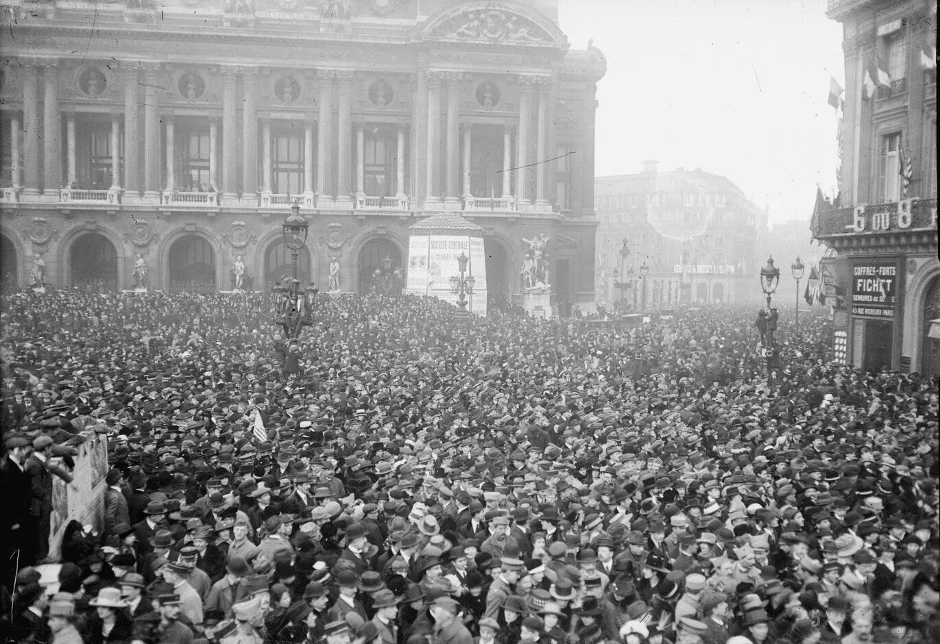 4 революции в мире. Париж 1918 год. Париж 11 ноября 1918 года. Революция в Франция 1918. Самая масштабная революция в мире.