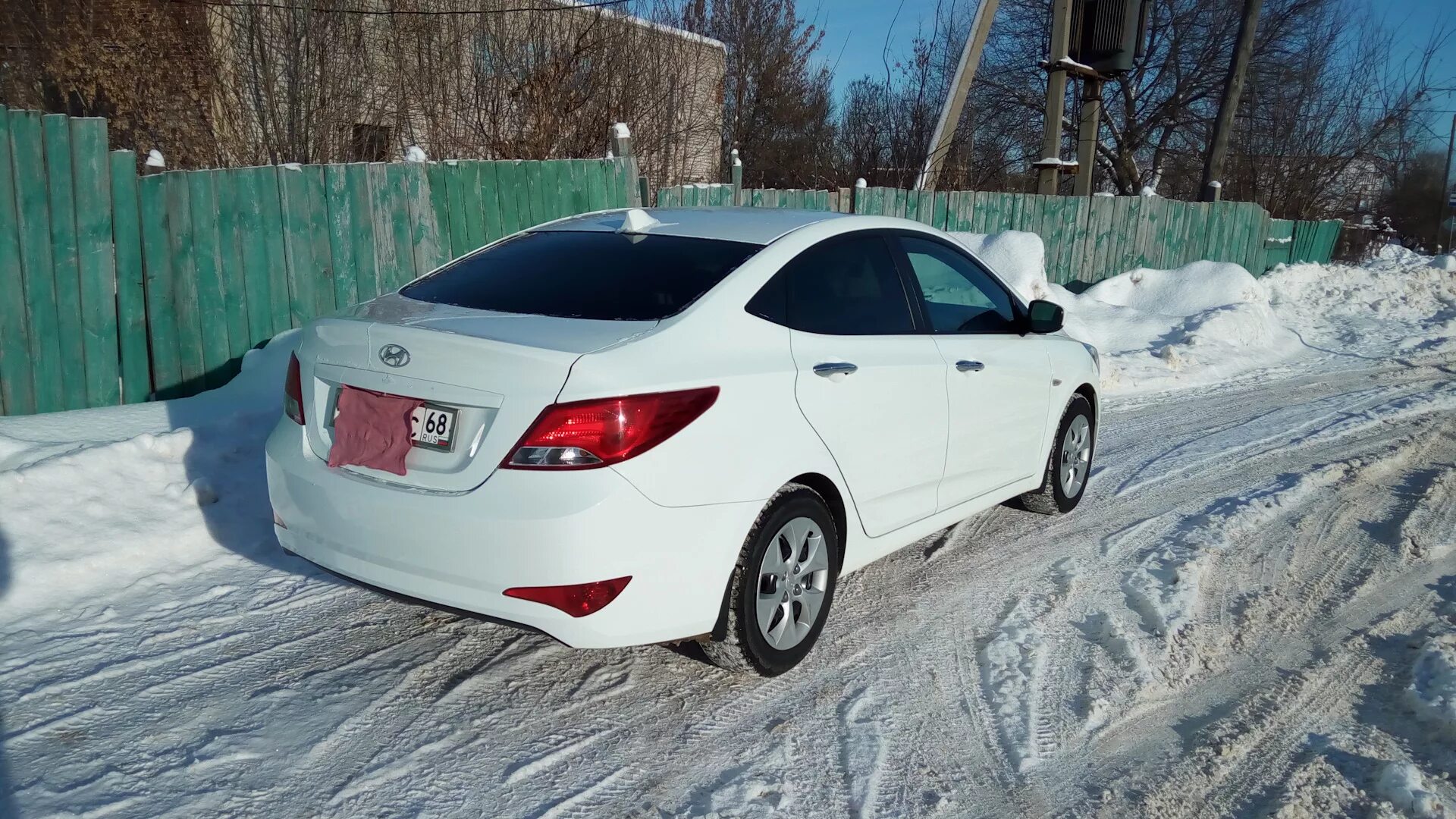 Купить солярис объявления. Hyundai Solaris 2013 белый зима. Белый Солярис зимой. Хендай Солярис белый зимой. Солярис 2016 белая бункер.