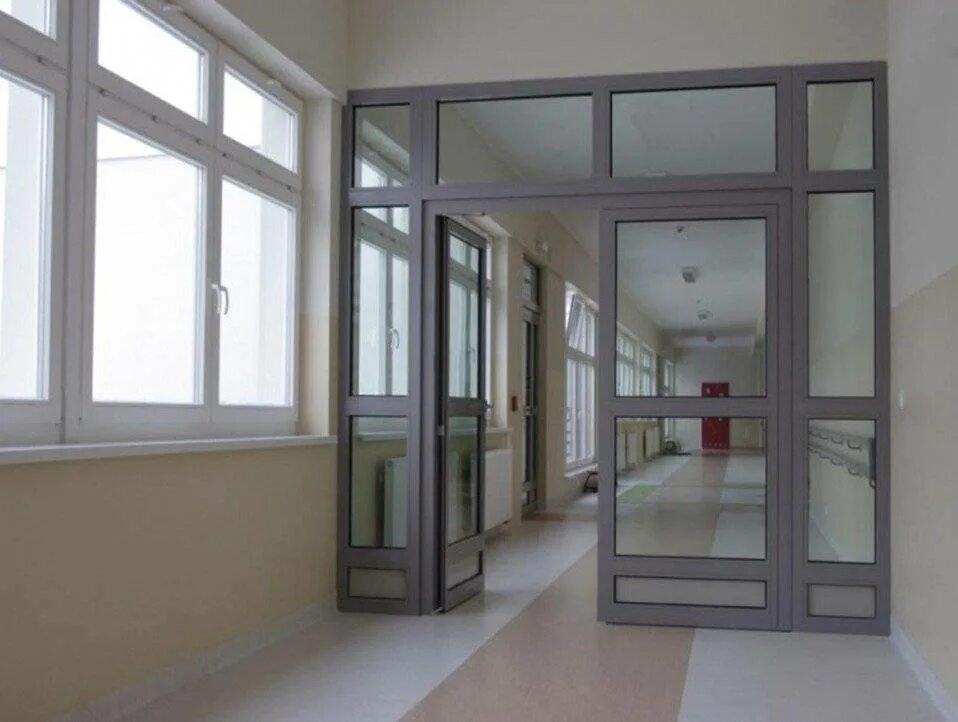 Пожарные окна в здании. Дверь противопожарная стеклянная eiw 30. дверь светопрозрачная противопожарная eiw 30. противопожарная перегородка еи 45. eiw 60 противопожарные двери.