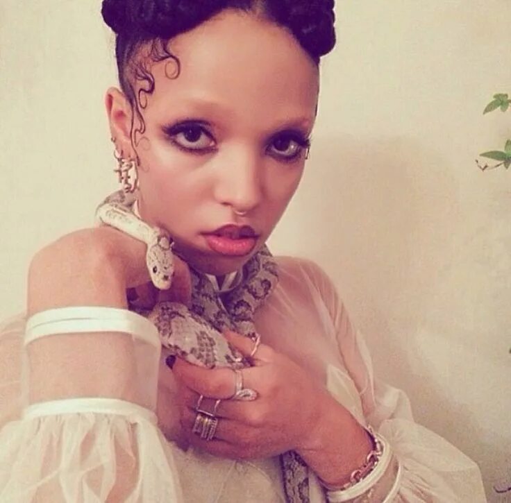 Fka twigs two weeks. Fka twigs. fka twigs без макияжа.