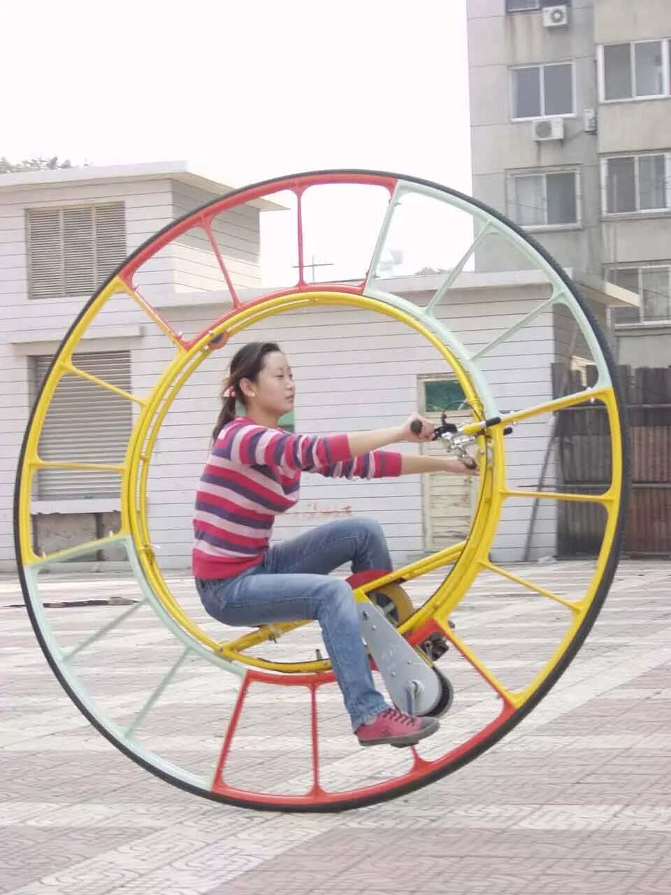 Одноколесный велосипед. Большое колесо с педалями. Необычные велосипеды. Гигантское колесо с педалями.