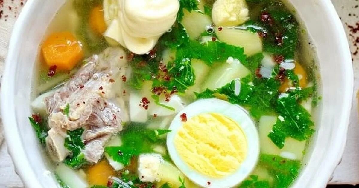Суп из крапивы рецепт с мясом. Крапивный суп. крапивный суп с яйцом. суп из крапивы. супчик с крапивой.