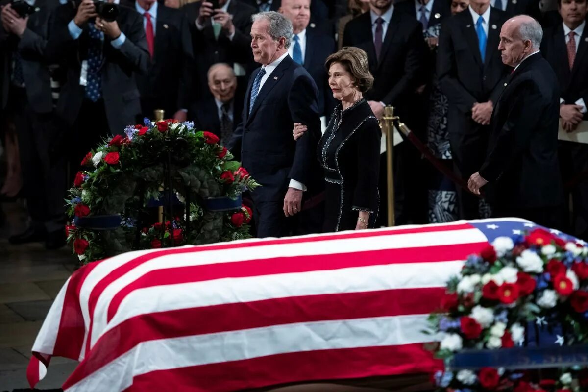 Могила Джорджа Буша старшего. Могила Джорджа Буша. Джордж Герберт Уокер Буш похороны. Джордж Буш старший похороны.