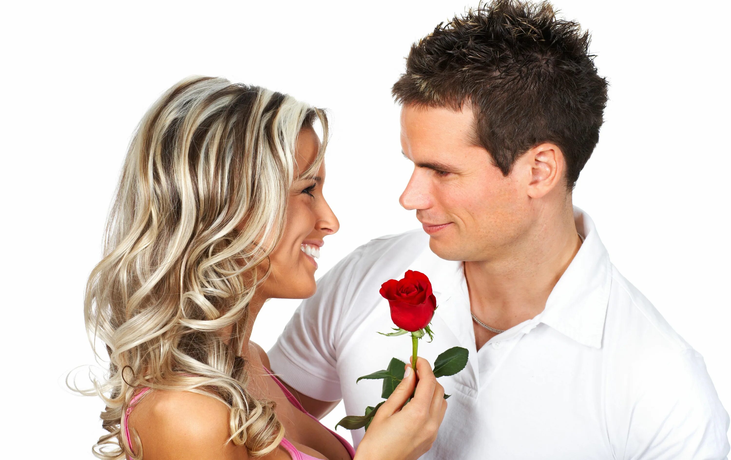 Мужчина дарит цветы женщине. Мужчина и женщина с цветами. Парень дарит девушке цветы. Влюбленный мужчина.