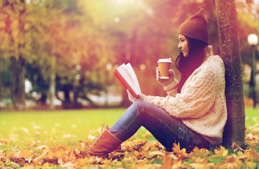 Читаю книги пью кофе. Фотосессия в парке с книжкой и кофе. Девушка с кофе в парке. Девушка в парке с книгой. Девушка пьет кофе в парке.