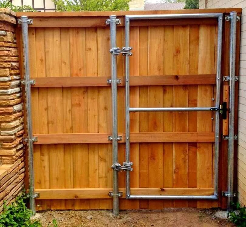 Деревянная калитка для забора. Деревянные ворота с калиткой. Деревянная калитка для дачи. Красивые деревянные калитки. Калитка деревянная.