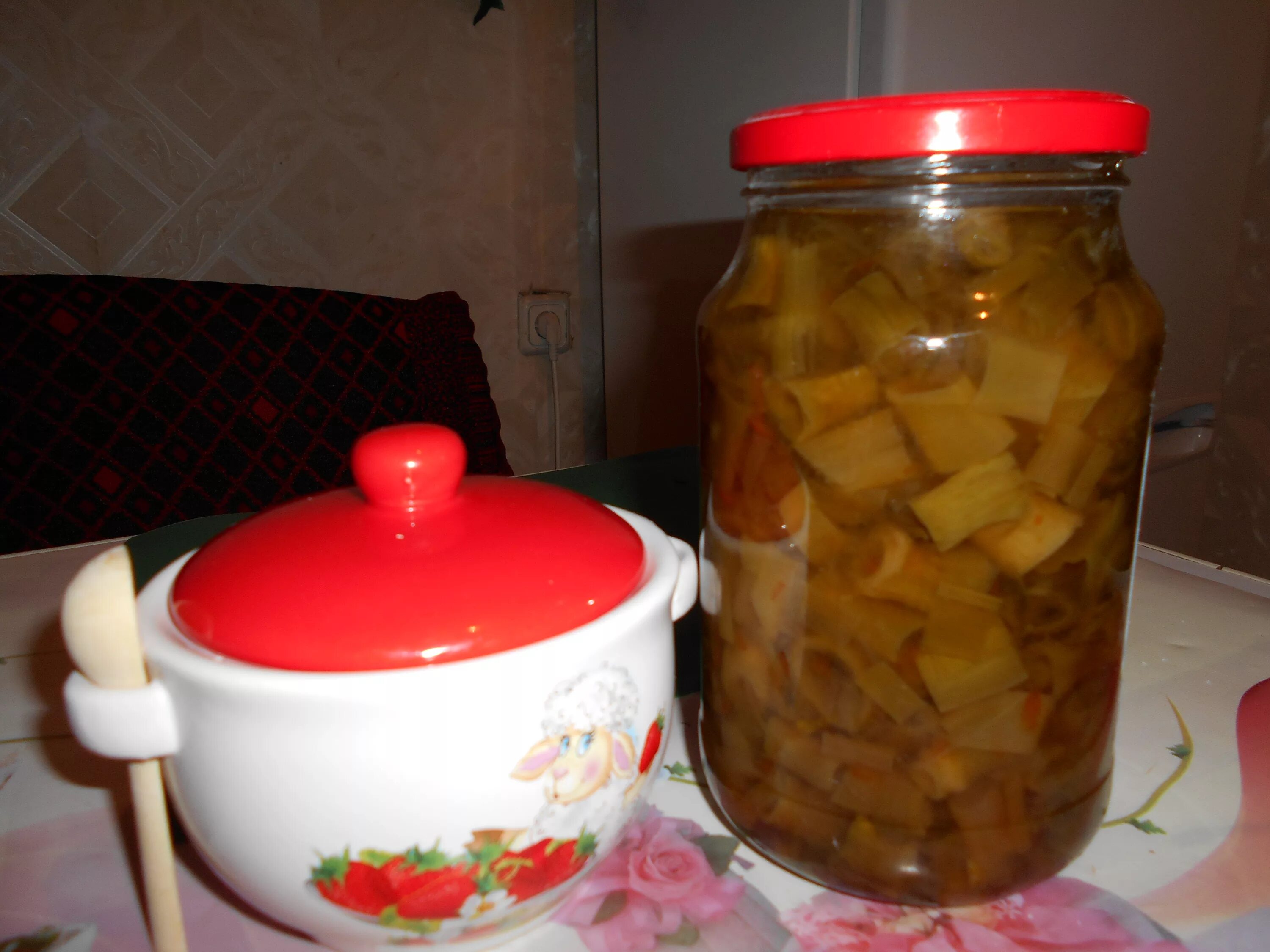 Закрутки в банках с закручивающимися крышками. Консервация. Фото домашних заготовок. Компот из смородины ассорти. Заготовки на зиму надпись.