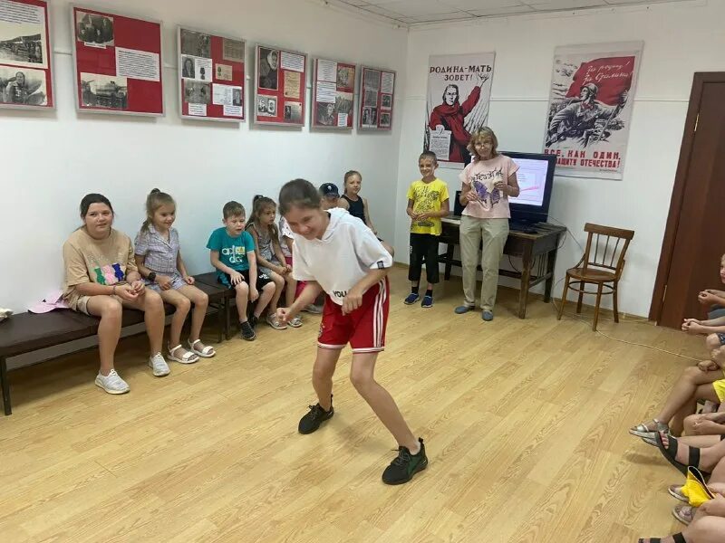 мяч для детей. учитель физкультуры. учитель физкультуры с детьми. спортивные беседы. школьники на физкультуре.