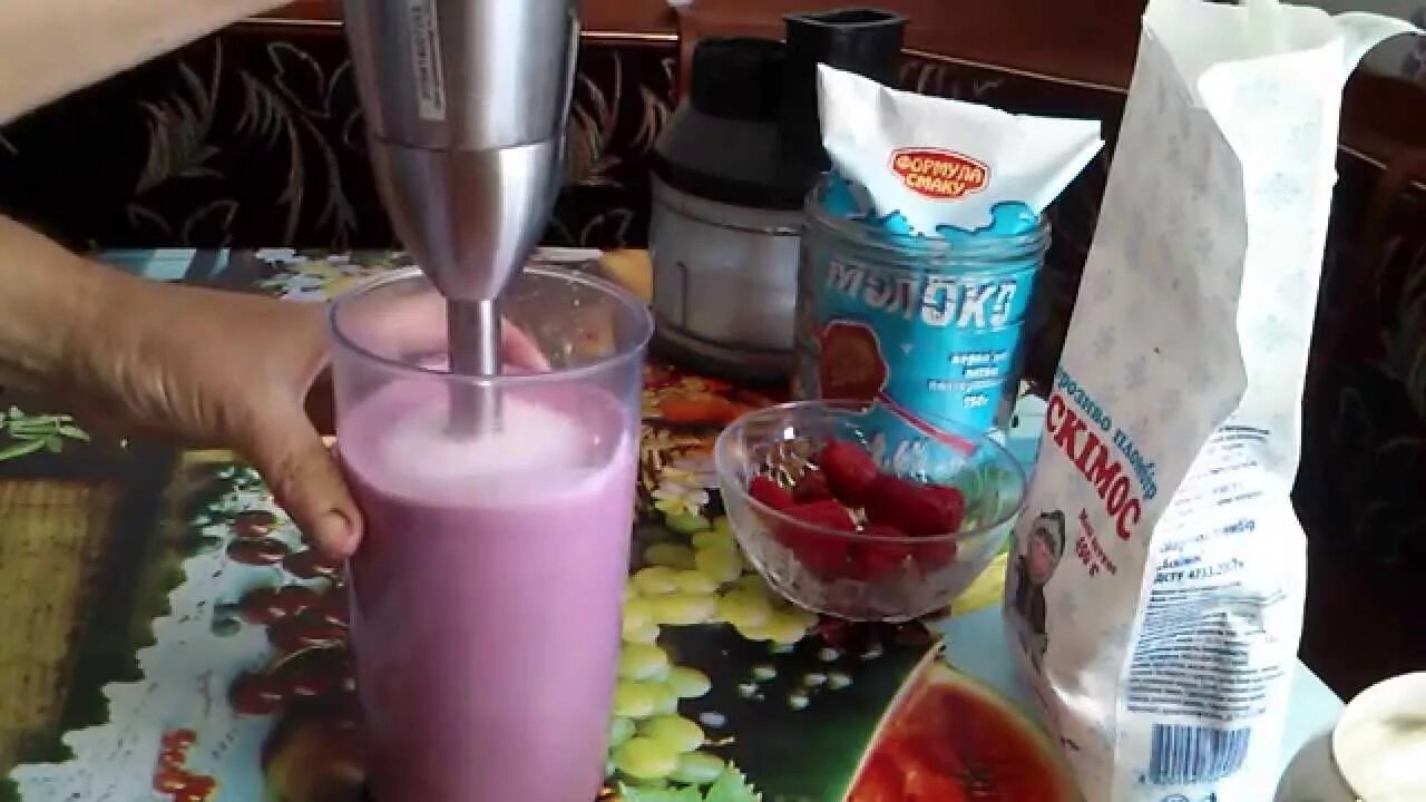 Молочный коктейль в домашних условиях. Приготовление молочных коктейлей. Молочный коктейль в блендере. Приготовление молочных коктейлей в блендере. Простые коктейли блендером