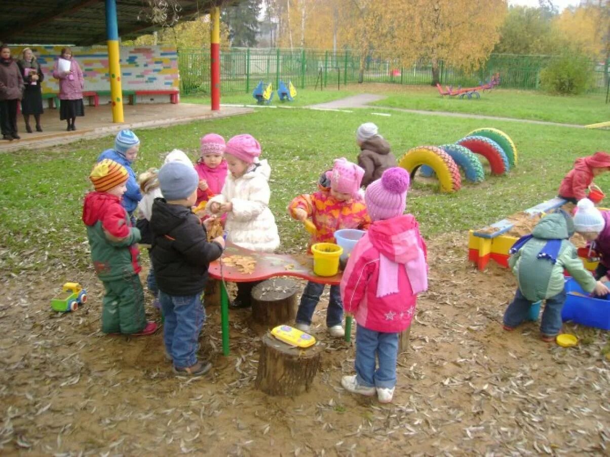 Дети на прогулке в детском саду. Игрушки для прогулки в детском саду. Прпогулка в детском сад у. Дети в садике на прогулке. Прогулка в доу старшая группа