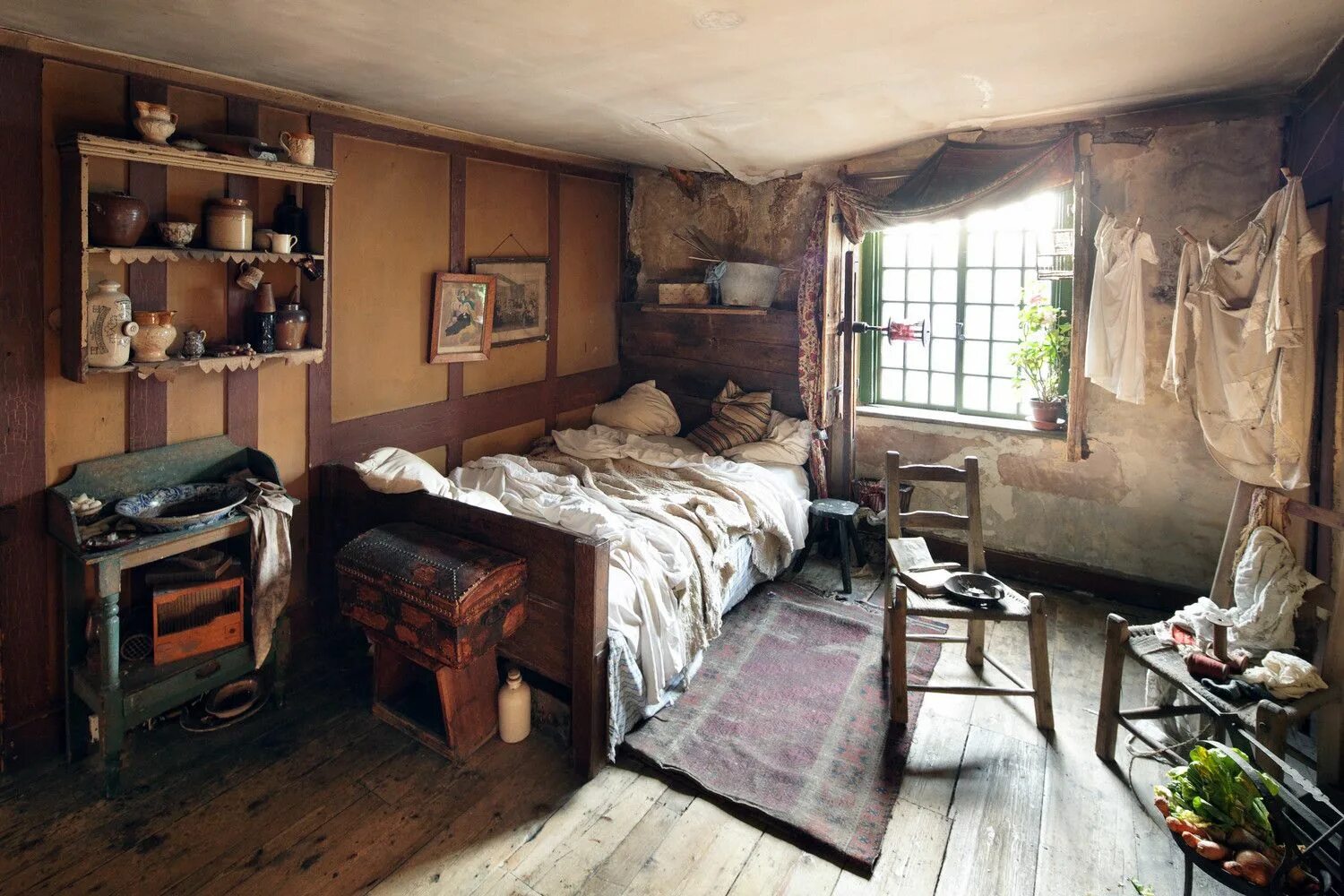 Спальня в бедном жилище 19 века в Англии. Жилища бедняков Лондон 19в. Бедный дом внутри. Бедная комната. Old bedroom