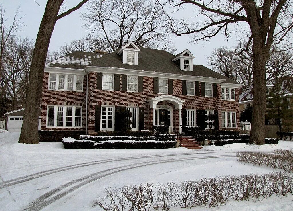 Американ фармхаус. Лос анджелес одноэтажный. Небольшой американский дом. Дом кевина маккалистера в чикаго. Деревенский дом лейквуд в сша.