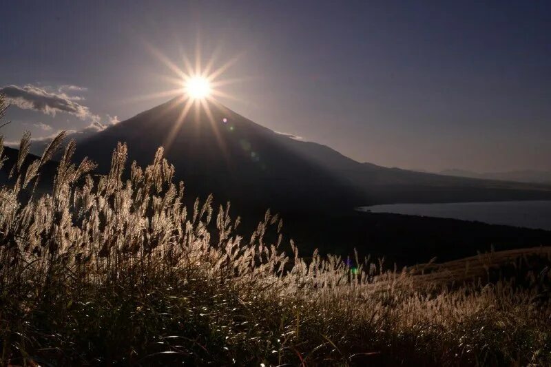солнце коснулось вершины горы. солнце коснулось вершины горы. хокку про восход солнца. рассвет море горы. вид с вершины горы.