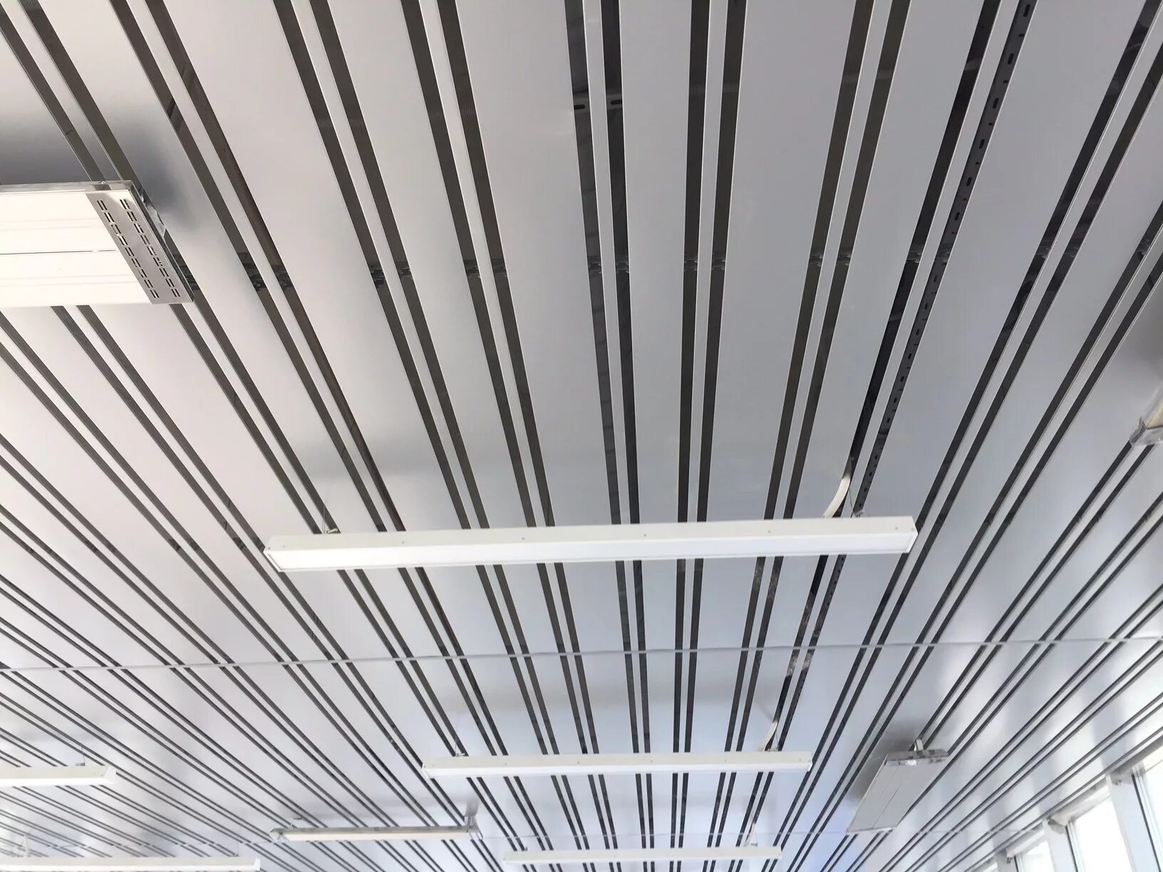 Алюминиевый подвесной потолок купить. Реечный потолок металлический Албес. Кубообразный реечный потолок Албес. Потолок реечный алюминиевый Албес. Металлический подвесной потолок Албес.