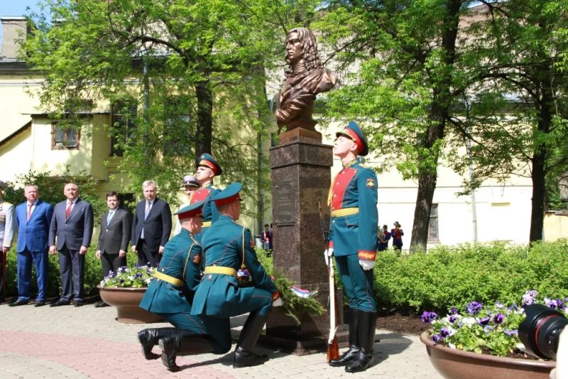 Первый полицмейстер. Памятник Антону Девиеру в СПБ. Девиер первый генерал-полицмейстер. Первый генерал полицмейстер Санкт-Петербурга.