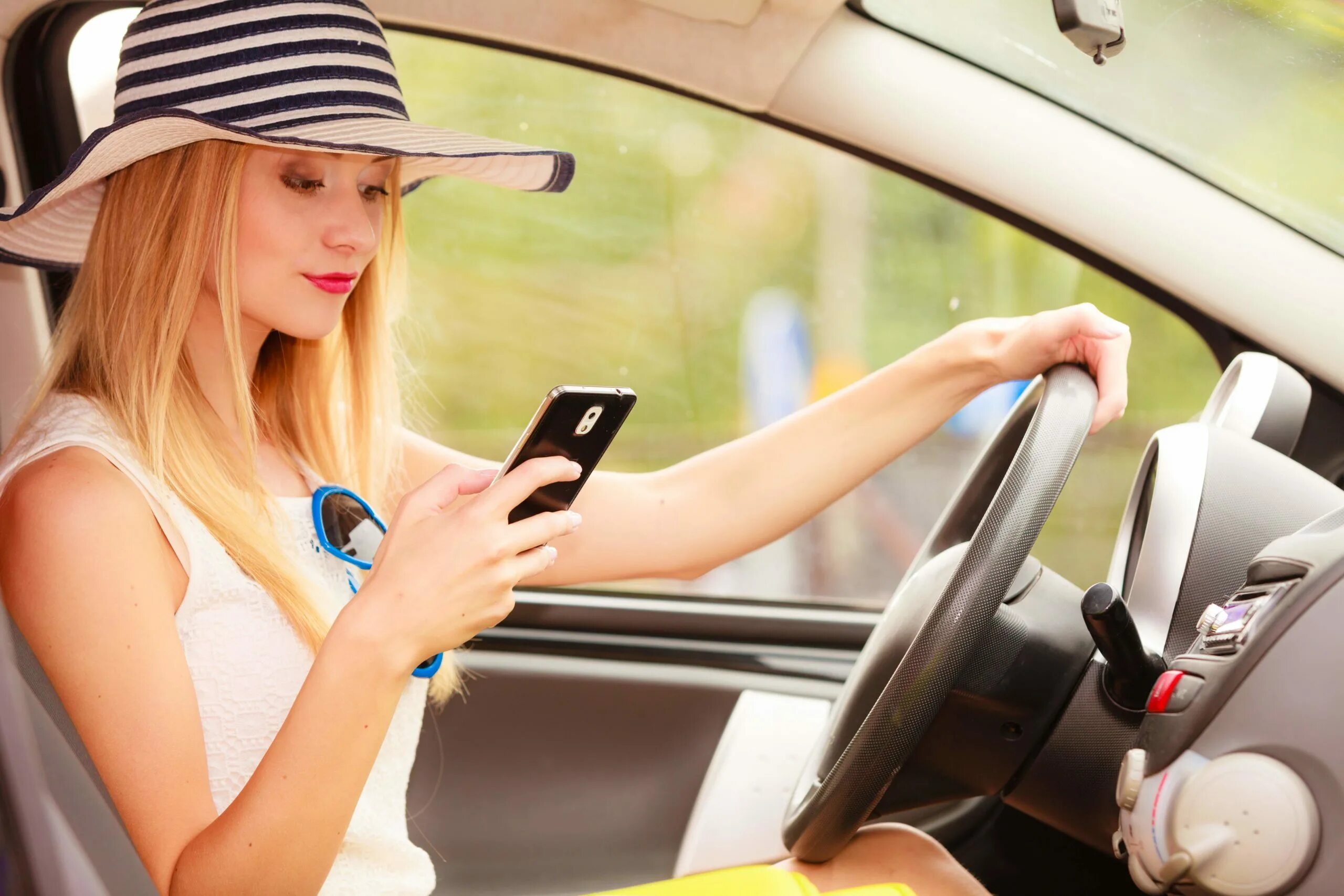 Нужен телефон пока. Девушка отвлекает водителя. Драйверы молодежь. Driver with Phone. Driver women PNG.