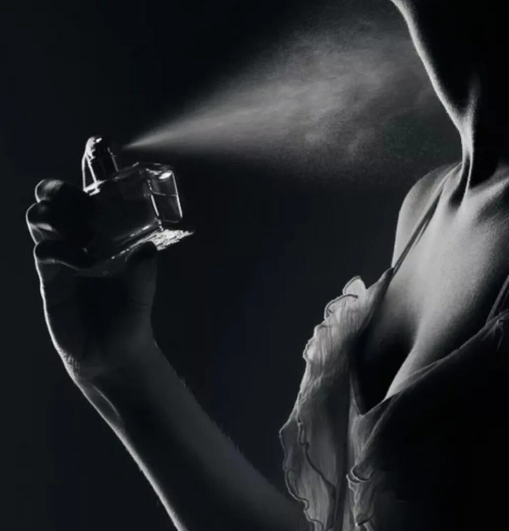 Встретимся духи. Девушка и духи. духи брызгают. девушка с парфюмом. распыляет духи.