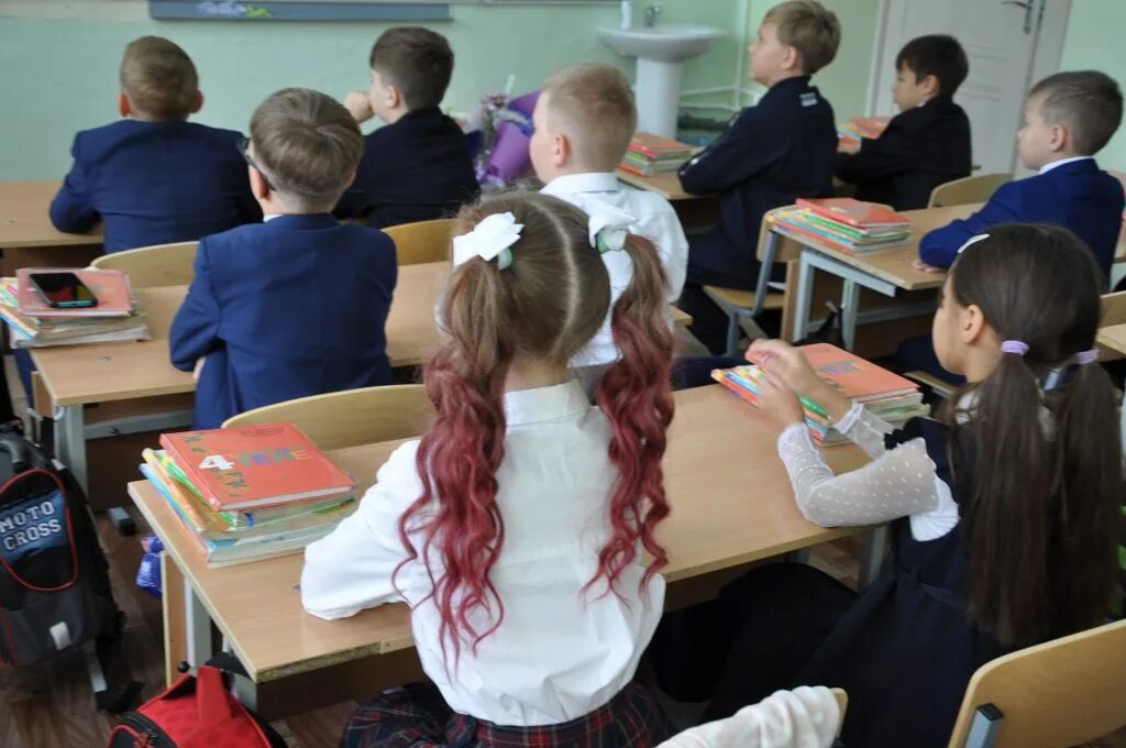 урок мчс в школе. учитель в школе. дети в классе. открытый урок сентября. школа россии.