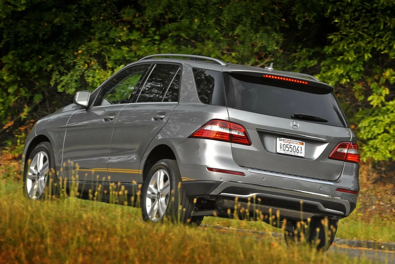 Мерседес мл 350 задний. Mercedes benz ml350 4matic 2012. mercedes benz ml 2012. ml 350 4matic 2012. мерседес-бенц ml 350 4matic.
