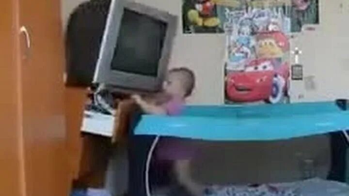 Ребенок разбил телевизор. Шкаф упал на ребенка. Телевизор падает на ребенка. Шкаф падает на ребенка. Телевизор детский в кроватку.