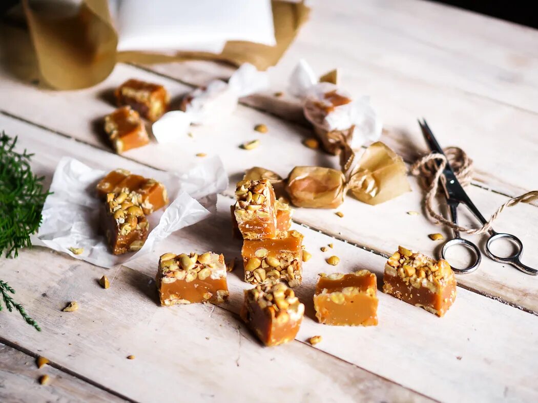 Карамельные конфеты. День карамельных конфет с арахисом 26 января. День карамельных конфет с арахисом 26. Ириски "salted caramel. Домашняя карамель с арахисом.