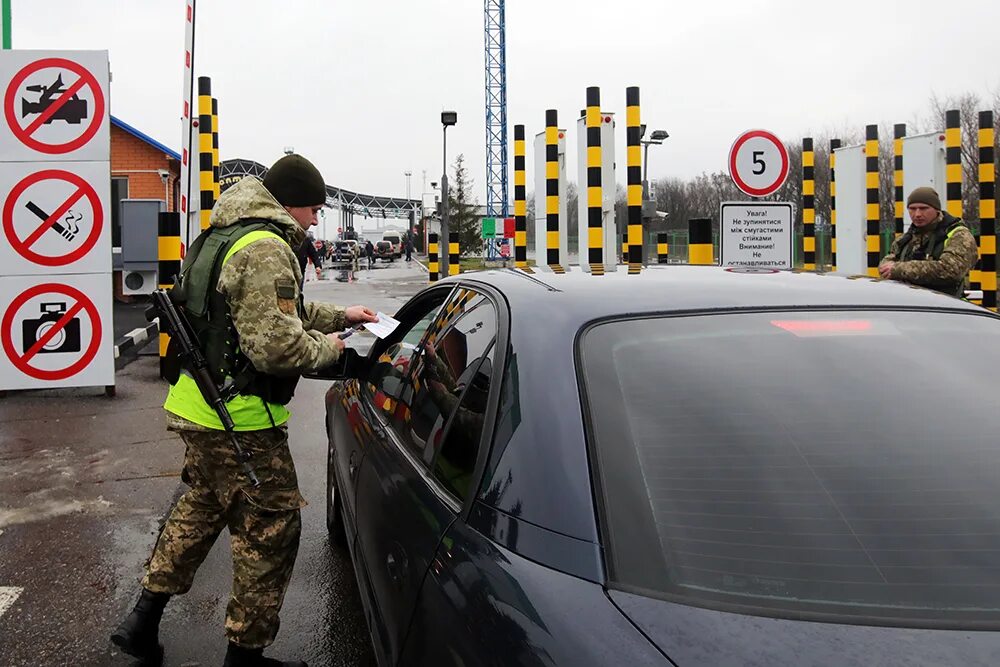 Украина граница мужчины. Граница с Украиной для россиян. Выезд из России в Украину. Выезд с Украины.