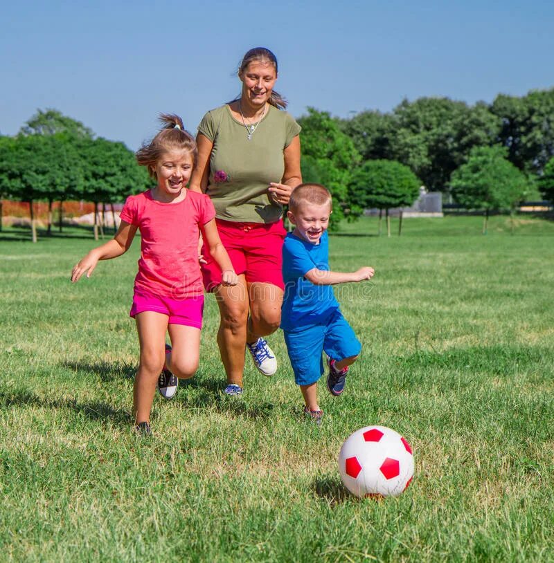 Семья играет в футбол. Дети играют в футбол. Дети футболисты. Мама и футбол. Дети играют в мяч.