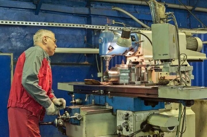 Работа фрезеровщик от прямых работодателей. Токарь инструментальщик. Фрезеровщик фото. Фрезеровщик. Фрезеровщик.