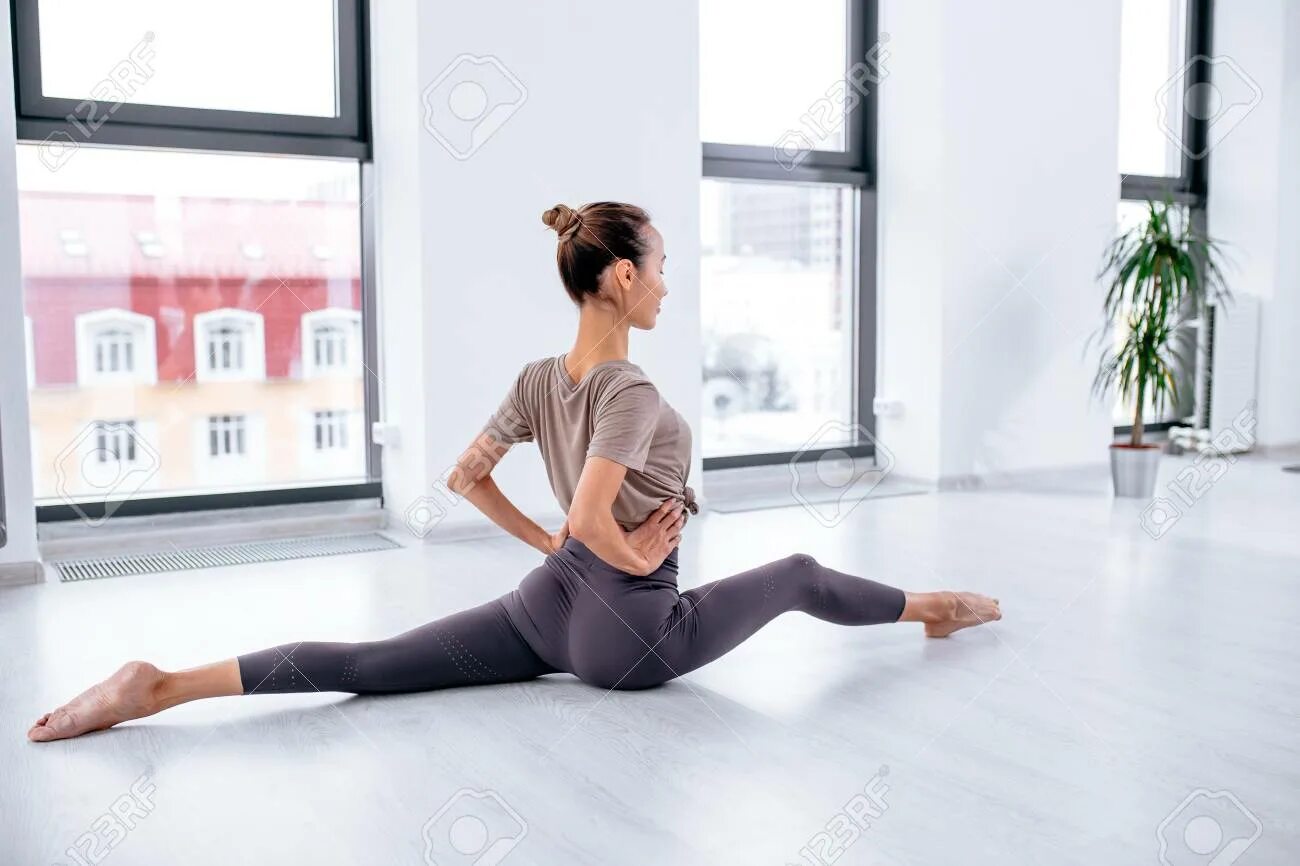 Leg split. Curved leg forward step.