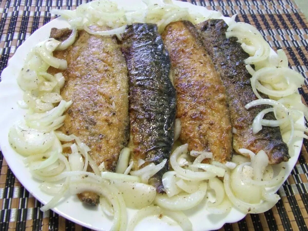 Селедка можно жарить. Филе скумбрии на сковороде. жареная рыба скумбрия. жареная селедка. рыба на сковороде.