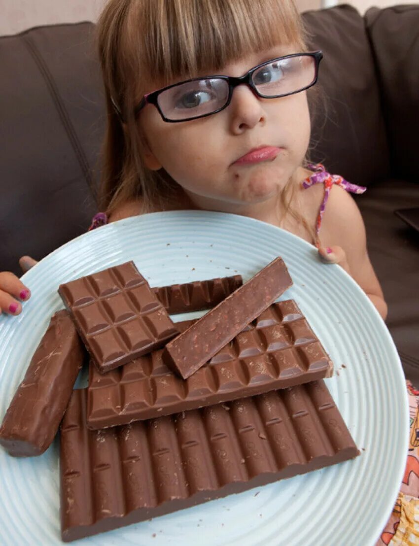 Ночью ем шоколад. Девушка конфетка. Шоколадная девушка. Девушка с шоколадкой. Фотосессия с шоколадкой.