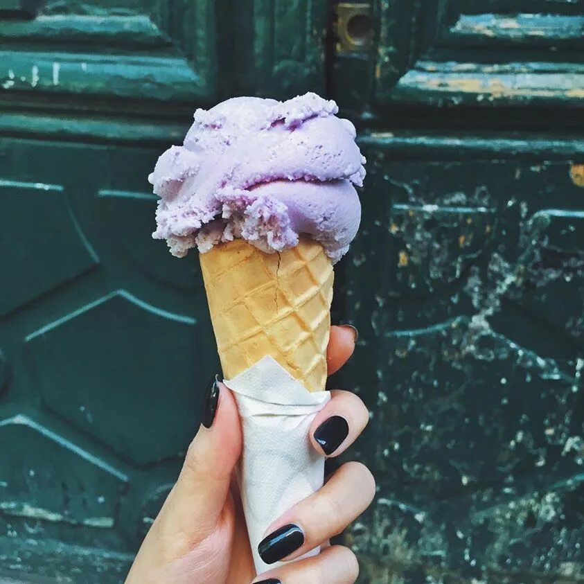 Вечернее мороженое. Black Ice мороженое. Мороженое в руке. Красивое мороженое. Мороженое рожок в руке.