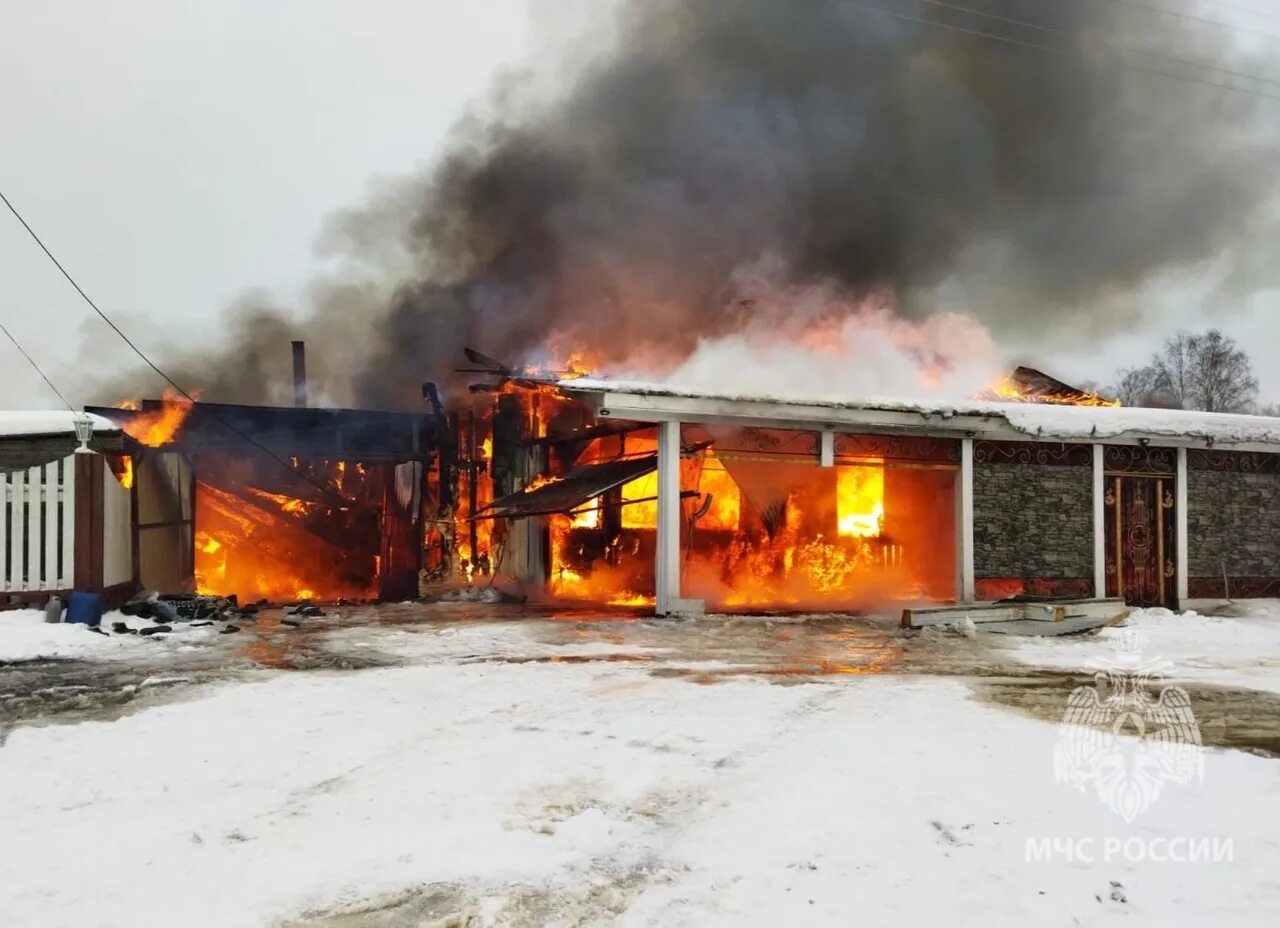 Иваново сгорел. Пожар фото. Пожар в деревне. Крупный пожар. Пожар жилого дома.