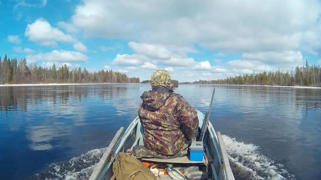 озеро лес рыбалка. рыбалка на реках сибири. таежная рыбалка. рыбака тайге. рыбак в тайге.