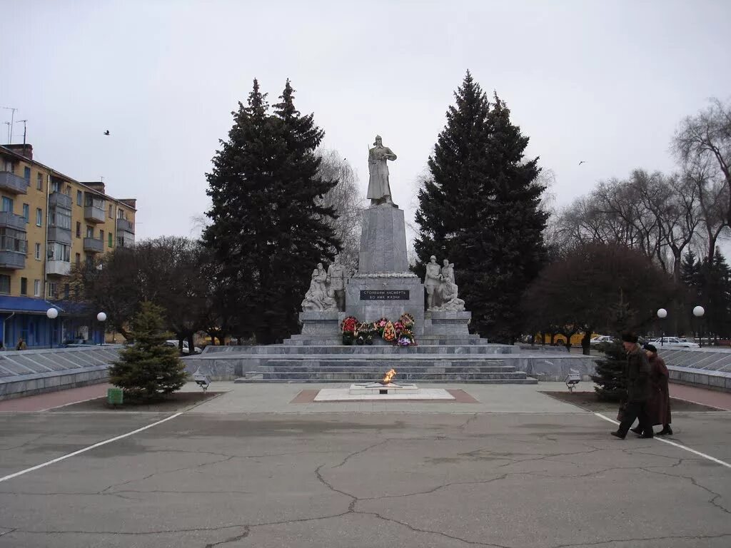 Площадь Жукова Тихорецк. Город Тихорецк Краснодарский край. Памятники города Тихорецка. Памятник на площади Жукова в Тихорецке.