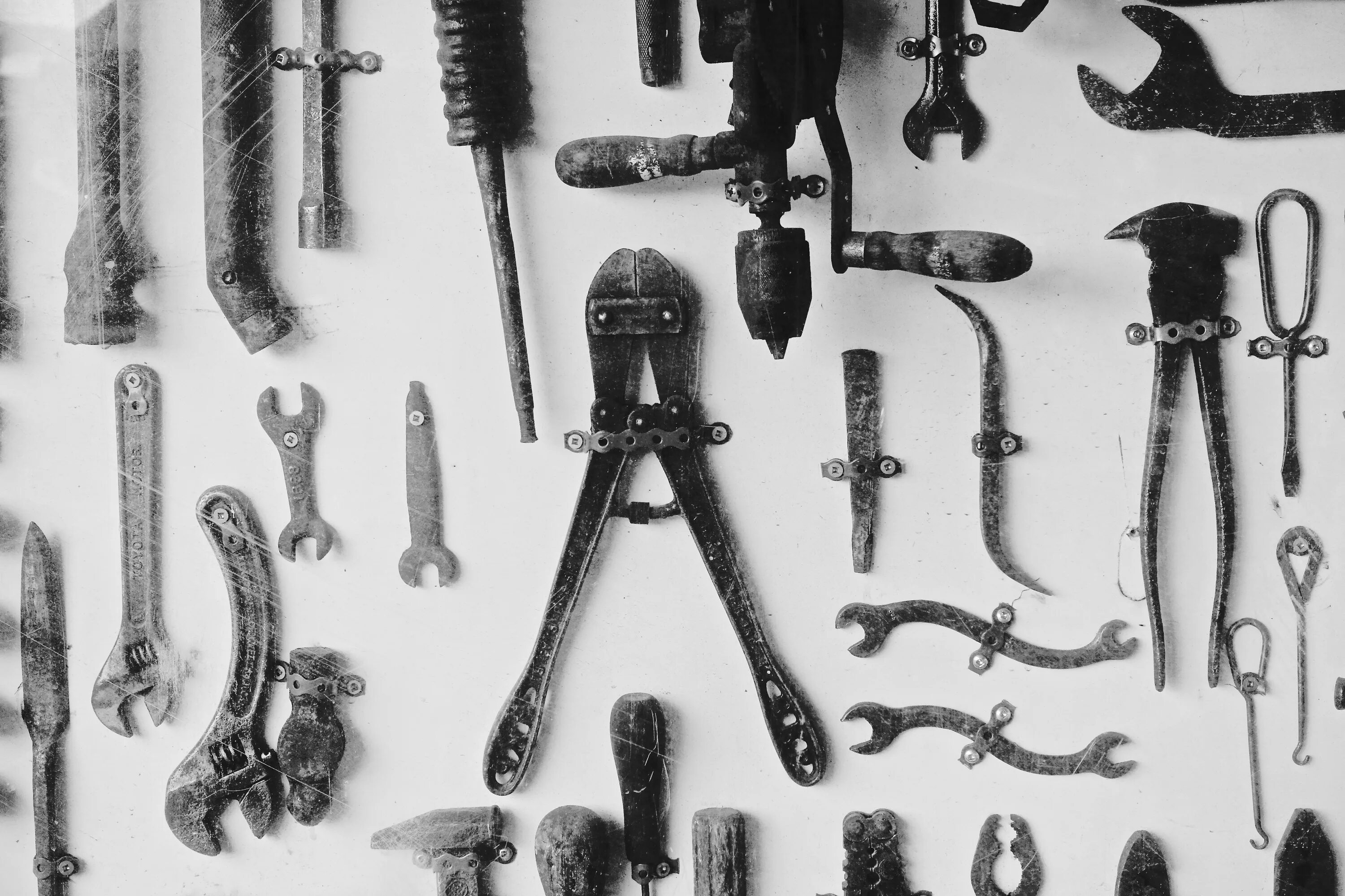 Первым металлом стало. Металлические инструменты. Инструменты из железа. Первые инструменты. Строительные инструменты из металла.