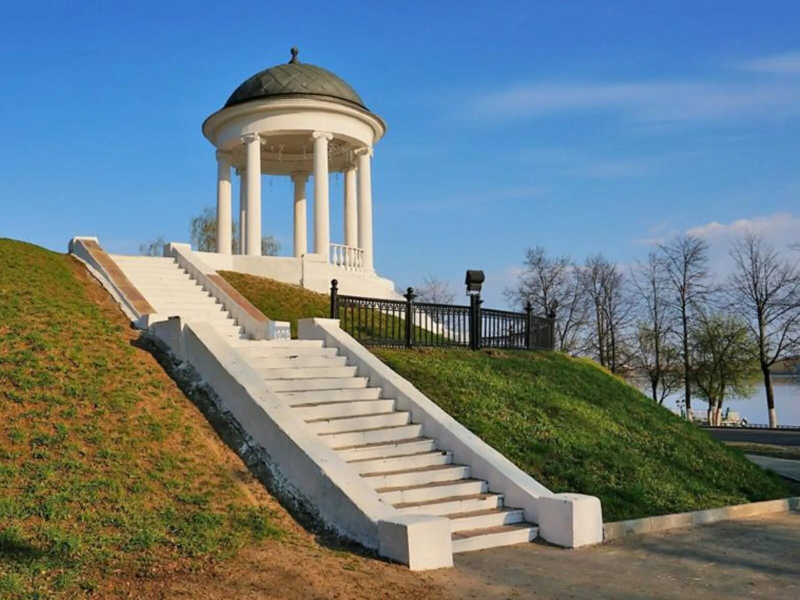 Кострома фото города достопримечательности. Беседка Островского в Костроме. Город Кострома беседка Островского. Достопримечательности Костромы беседка Островского. Кострома памятник беседка Островского.