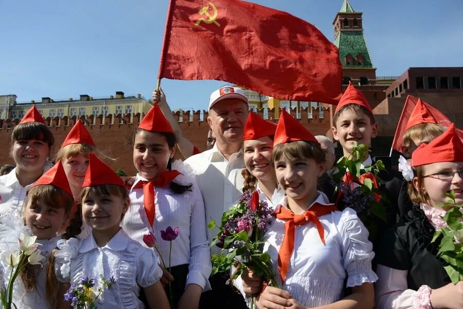 Пионеры СССР 19 мая. Пионер день пионерии. Пионеры с праздником. День пионерии с праздником.