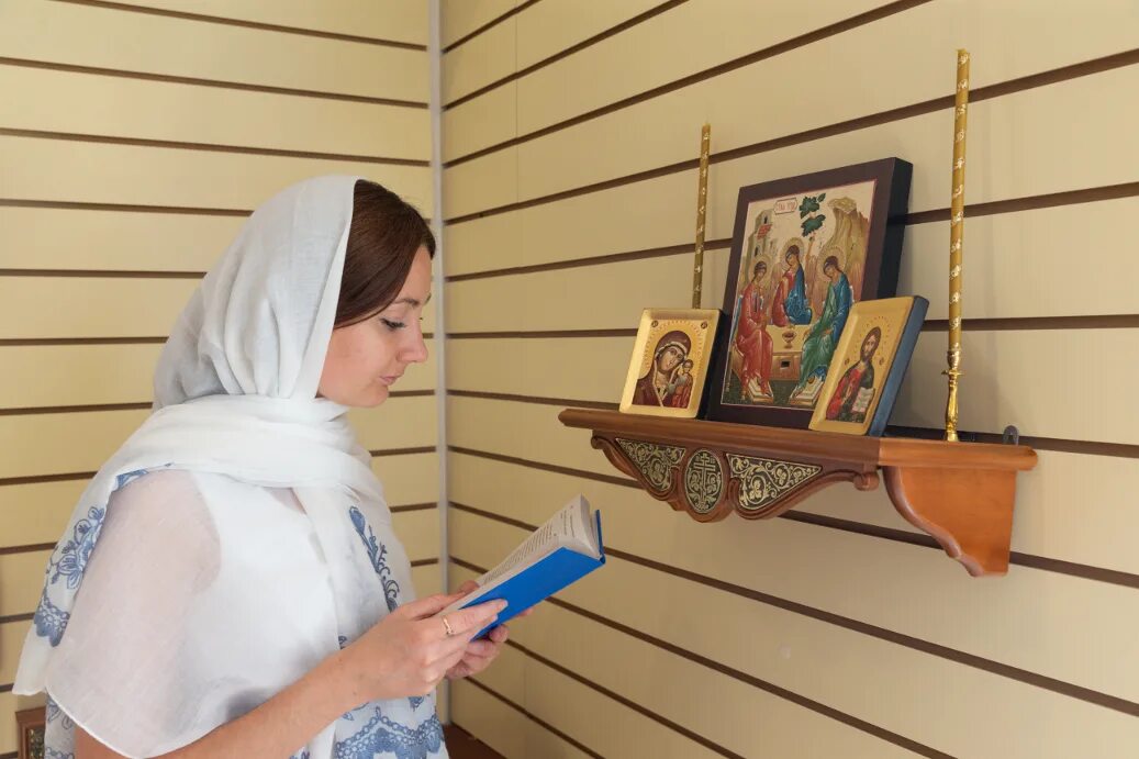 Контакты верующего человека. Православная женщина в храме. Девушка молится в церкви. Православный молитвенный дом. Православные люди.