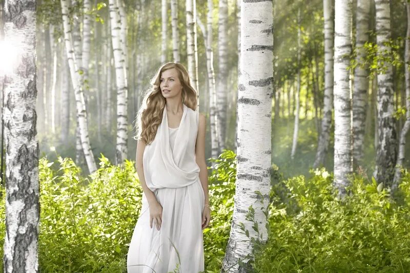 Женщина возле березы. Женщина на природе. Ксения михалева talia cherry. Стоять возле березы. Девушка у березы.