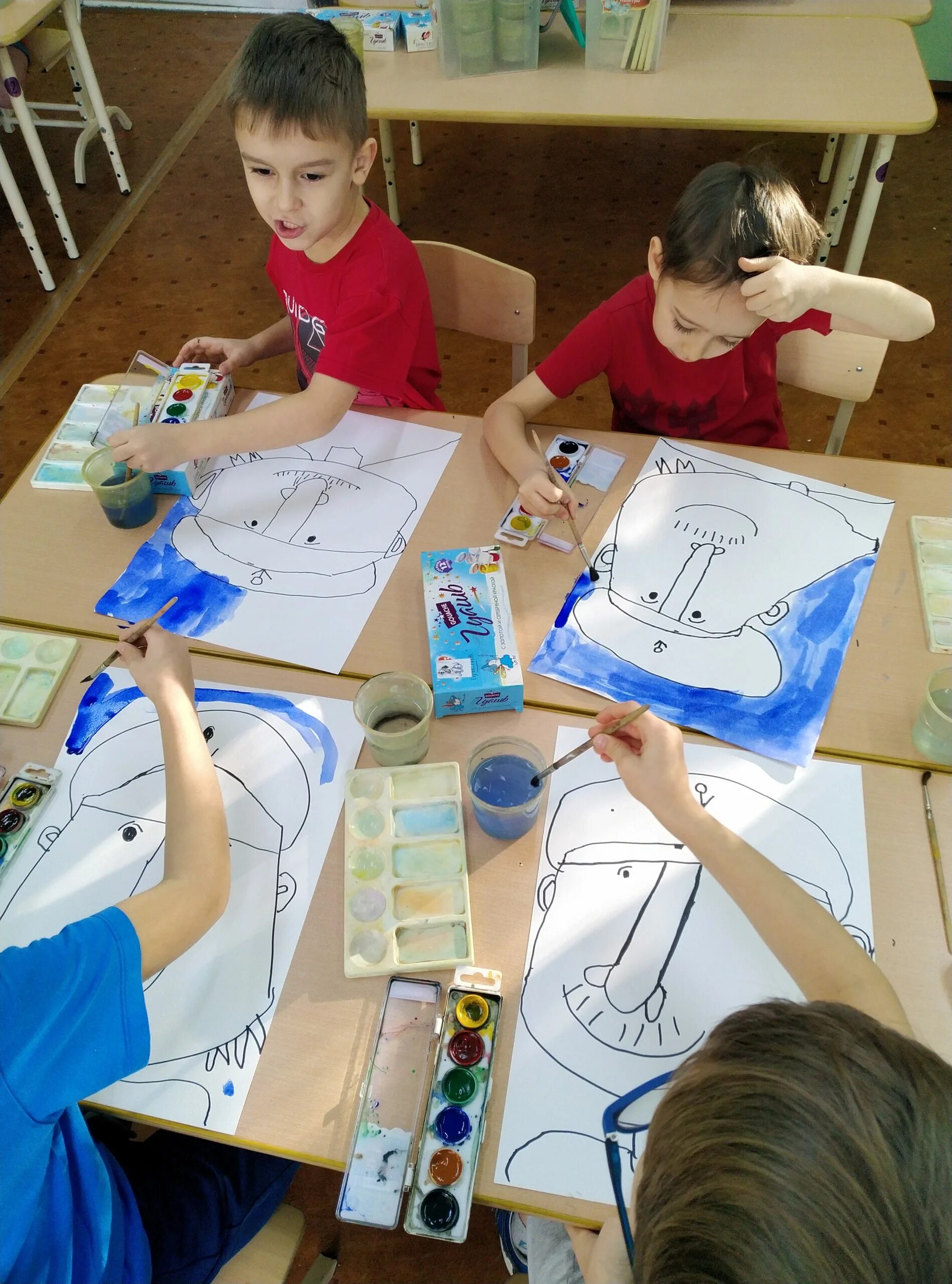 на занятиях кружка ребята. ход занятий кружок умелые руки. кружки в школе. дошкольники в детском саду. на занятиях кружка ребята.