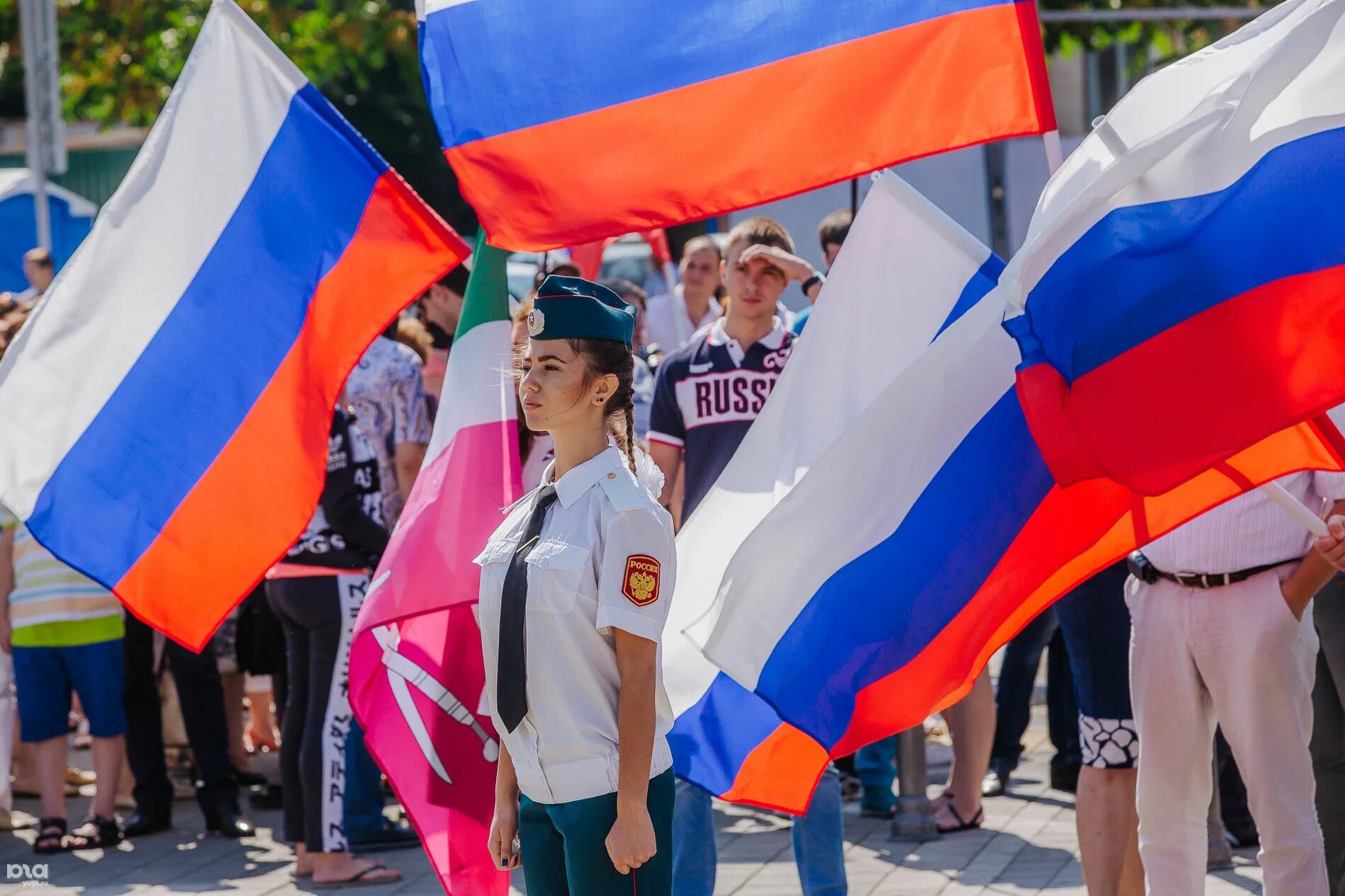 День государственного флага РФ. Флаг российский. Русская молодежь с флагом. Празднование флага России. Флаг россии отметили