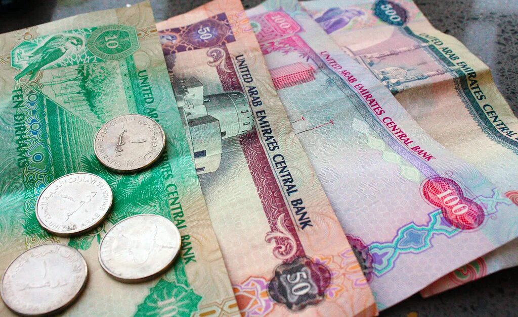 1 доллар в дубае. Валюта дирхам ОАЭ. Купюры дирхамы ОАЭ. Валюта Эмиратов дирхамы. Деньги арабских Эмиратов.