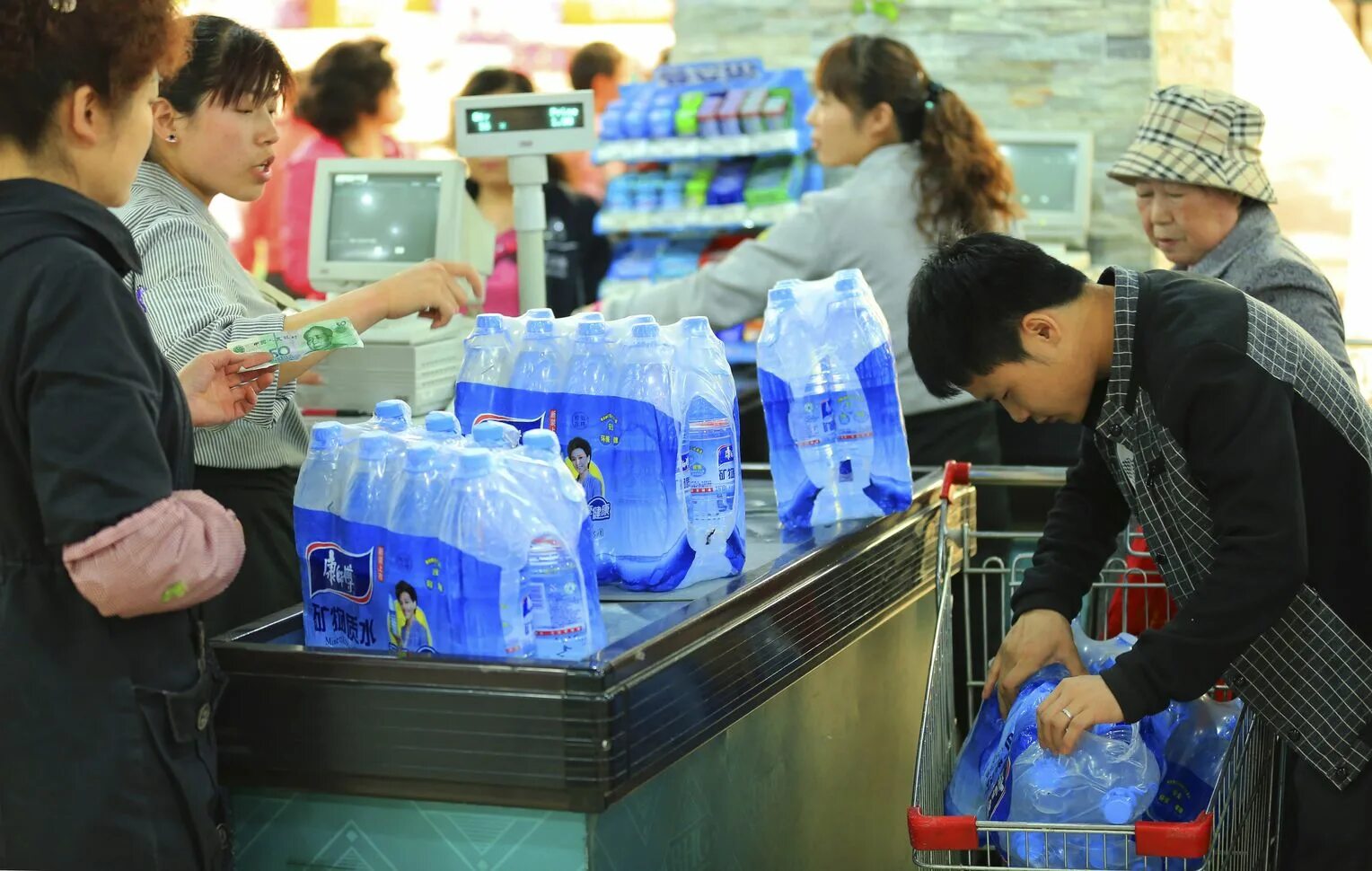 Питьевая вода в Китае. Вода купить. Вода раскуплена.в.магазине. Вода раскупили. Реализовывать воду