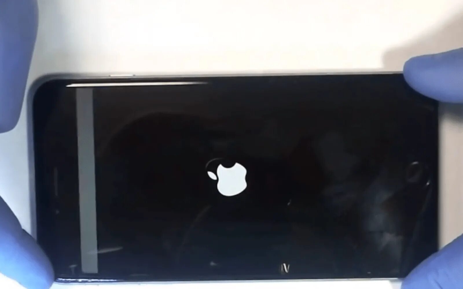 Iphone 6 Plus Screen. Тёмное пятно на экране айфона. Пятно под дисплеем смартфона. Пятно под экраном iphone.