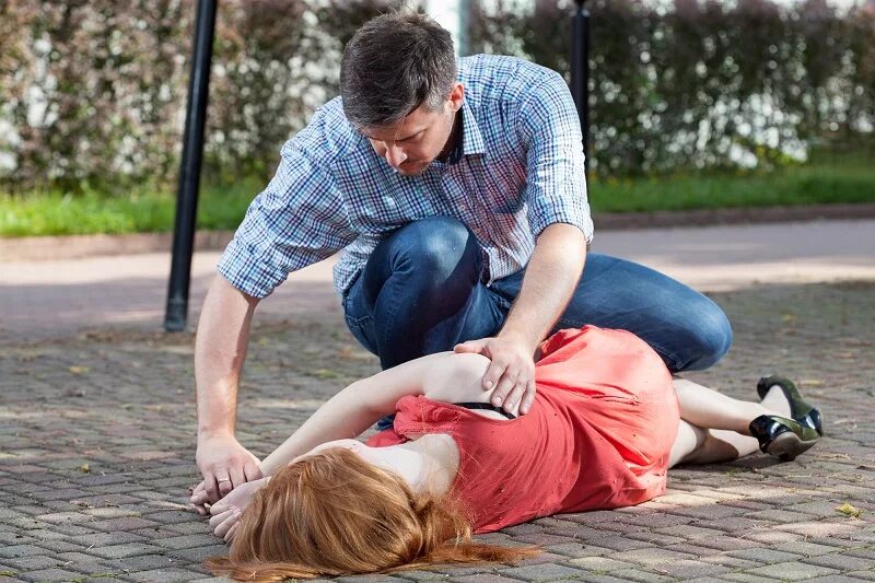 Алгоритм оказания 1 помощи при потере сознания. Уложить пострадавшего. Оказание первой помощи пострадавшему при потере сознания. 1 помощь пострадавшему без сознания. Устойчивое положение пострадавшего без сознания.